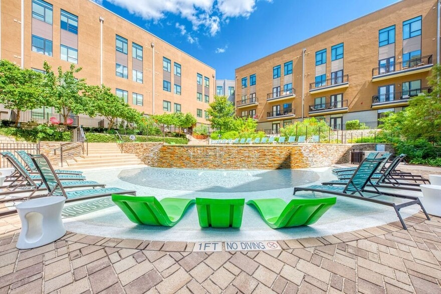 Building Photo - River House