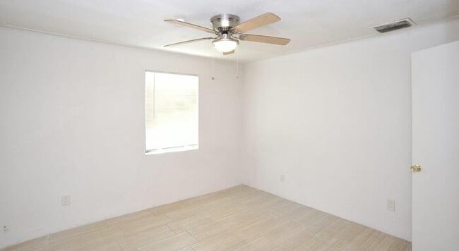 Building Photo - Cntrally Located 4 bedroom home