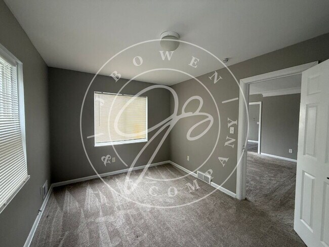 Building Photo - "Spacious 4-Bed Duplex in Toledo