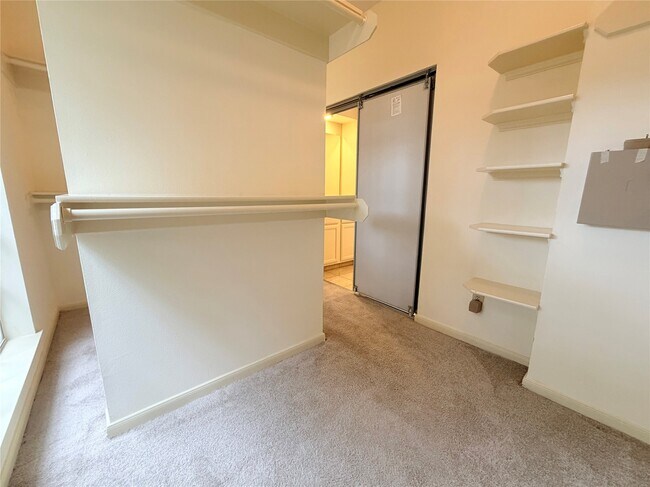 Building Photo - 3306 Vista Lake Dr