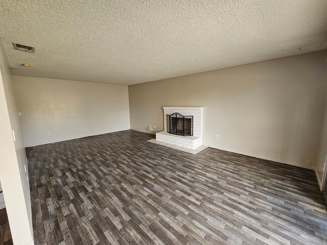 Building Photo - 3 Bd 2 Ba Home in South Bakersfield