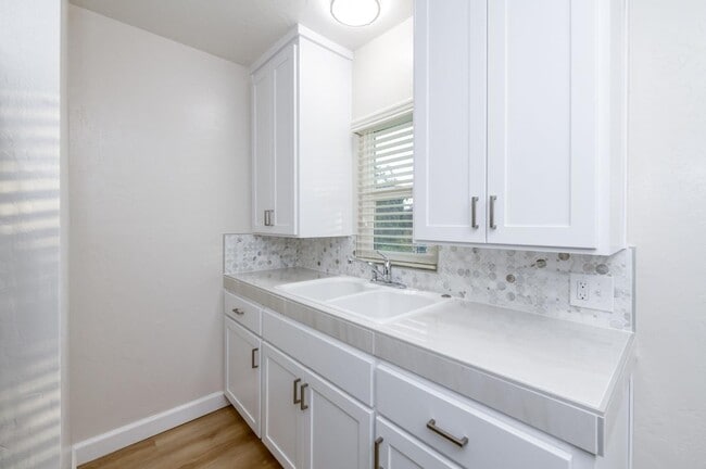 Building Photo - 326 E Dudley Ave