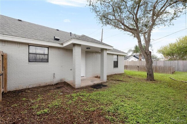 Building Photo - 17 Amando St