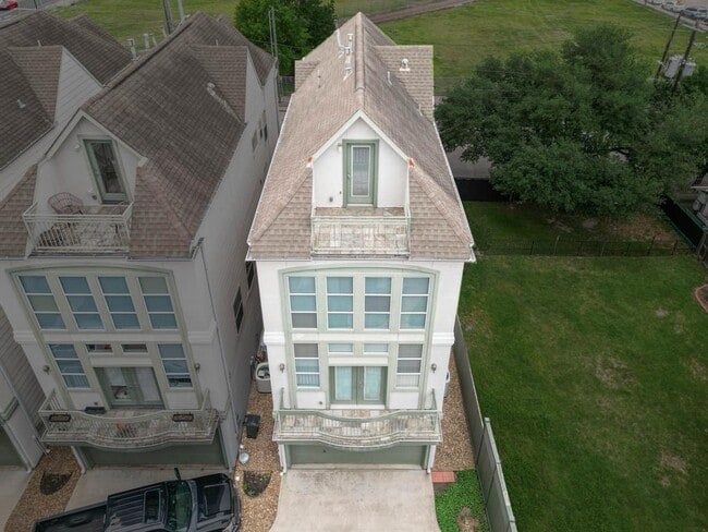 Building Photo - 4711 San Jacinto St