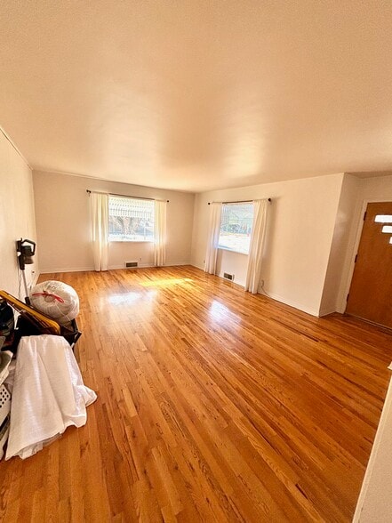 Building Photo - 522 S 10th Ave