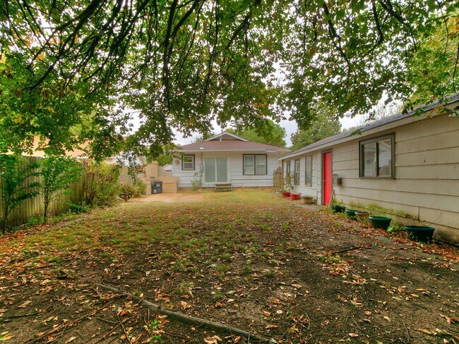 Building Photo - 3 Bedroom 1 Bath home in Shawnee!