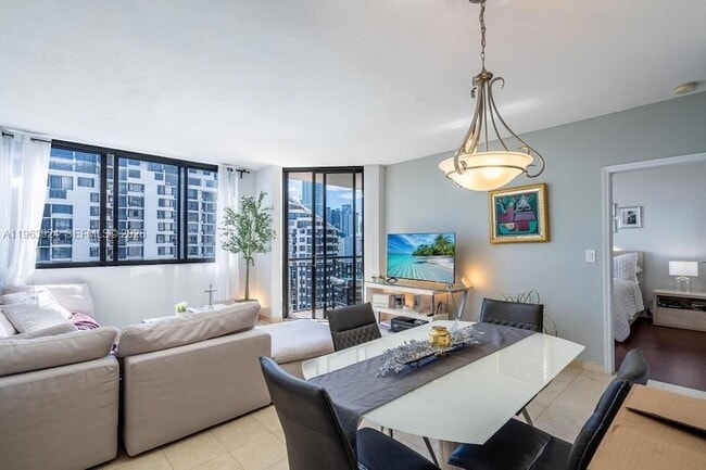 Building Photo - 540 Brickell Key Dr