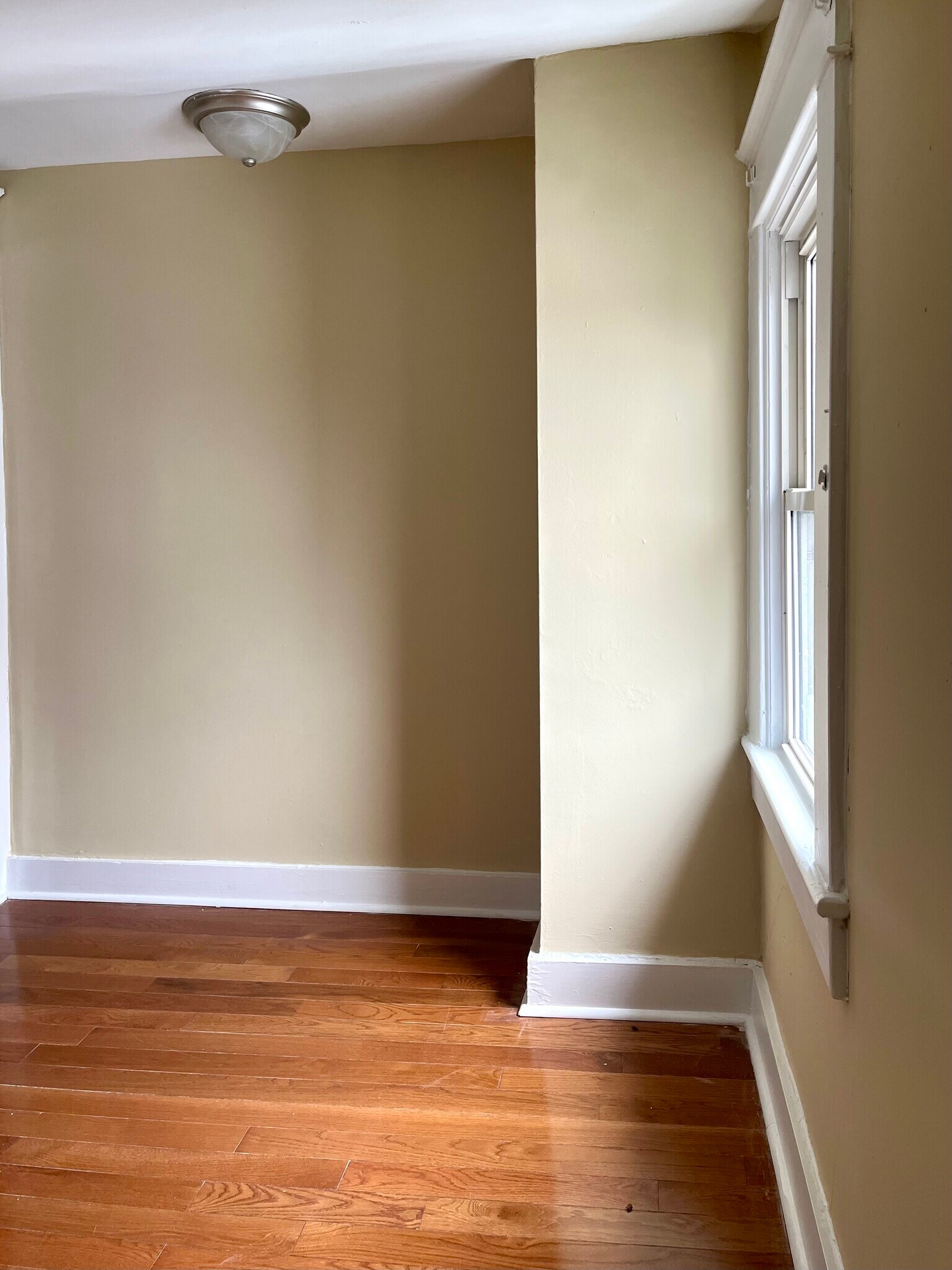 Building Photo - 223 E Mountain Rd