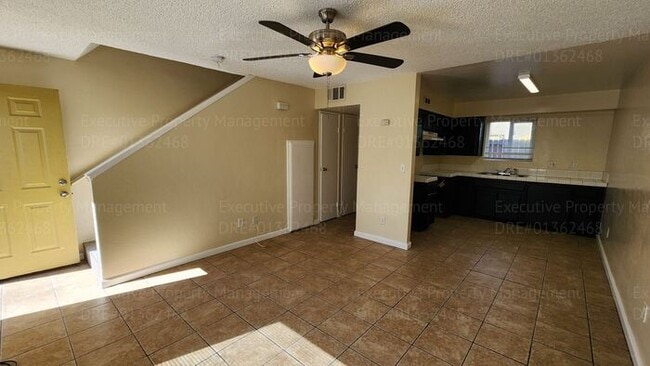 Building Photo - 2 bedroom, 1.5 bathroom townhome located near schools, shopping, restaurants, & Kern Medical Hosp...