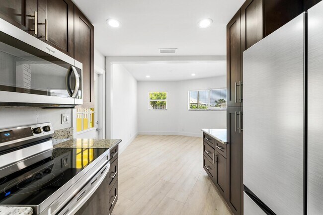 Building Photo - 7531 Edgewater Cir