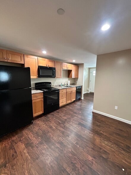 Building Photo - 9 Main St