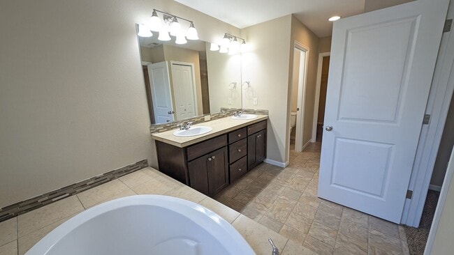 Building Photo - 4 bedroom 2.5 bathroom home