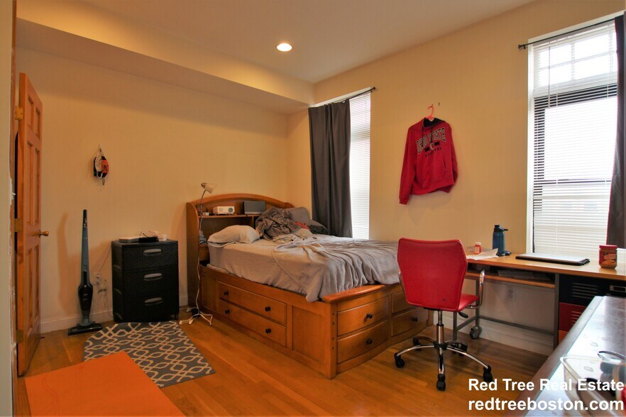 Building Photo - 1801 Beacon St