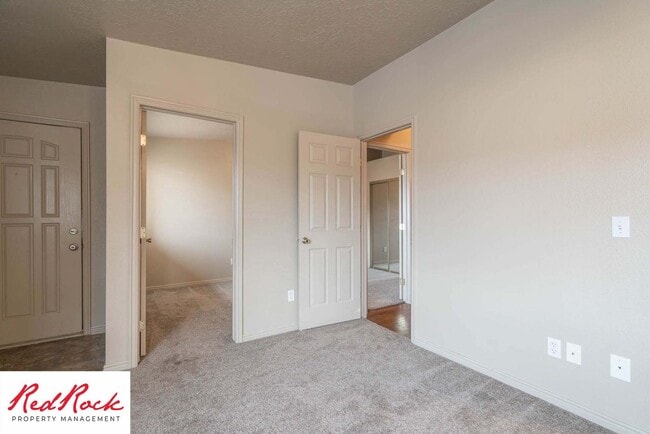 Building Photo - Dog Friendly! Great 2 Bedroom, 2 Bathroom ...