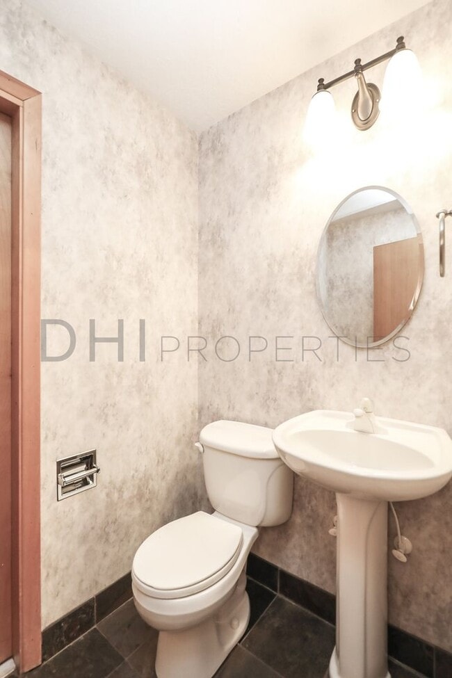 Building Photo - SPACIOUS MIDCENTURY HOME IN LONGVIEW'S CASCADE WAY NEIGHBORHOOD FOR RENT