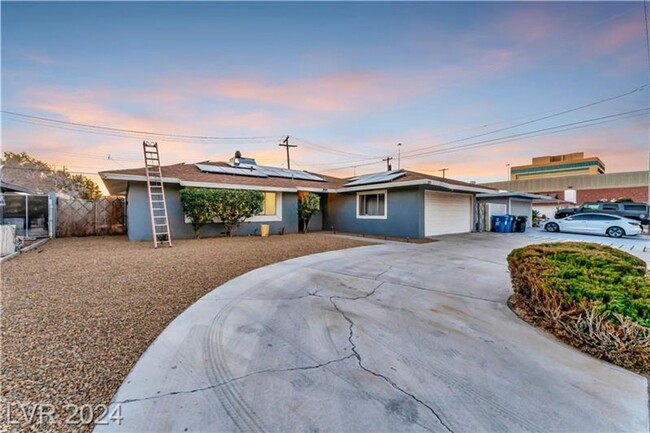 Building Photo - Single Story, Furnished Home