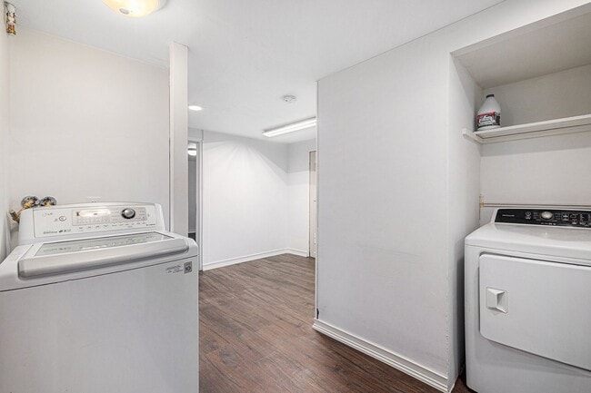 Building Photo - Charming 4Bed/2Bath with Two Huge Backyard