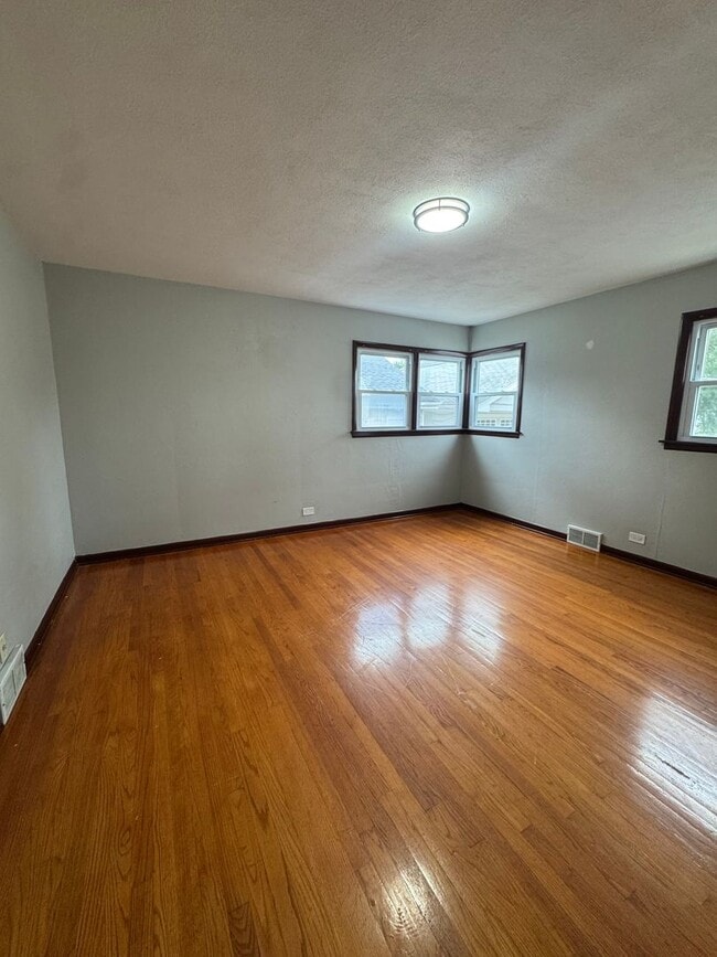 Building Photo - Beautiful 3-bedroom house for Rent AVAILAB...
