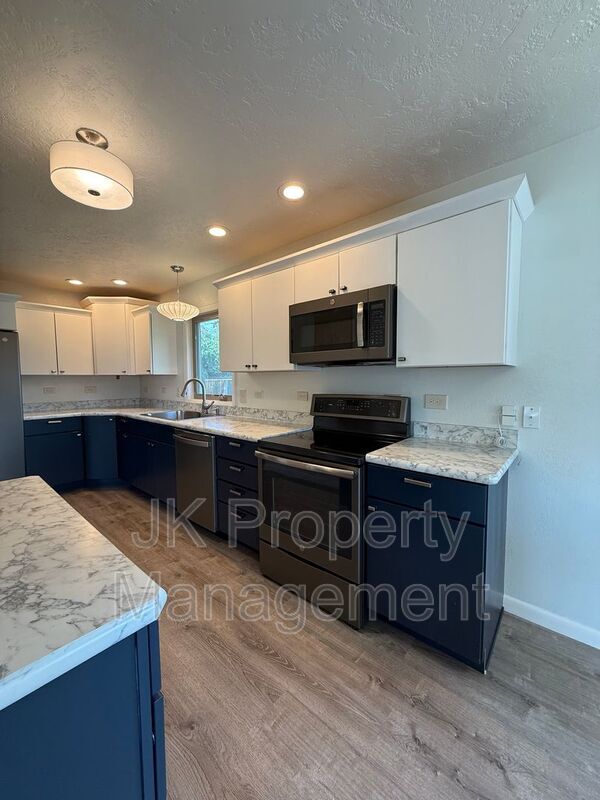 Building Photo - 105 Riverview Dr W
