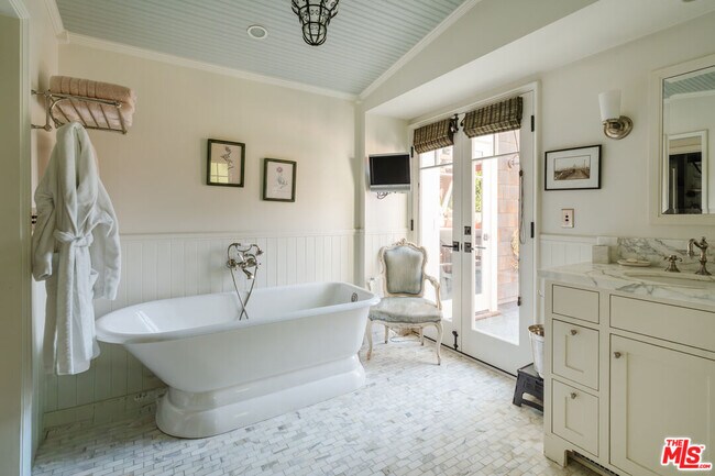 Building Photo - 430 Mesa Rd