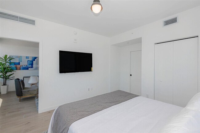 Building Photo - 225 N Miami Ave