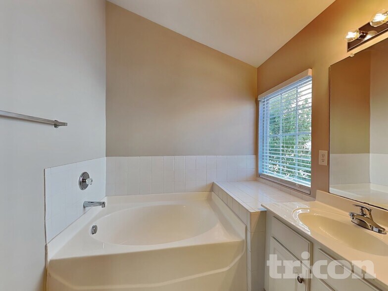 Building Photo - 1711 Crabapple Tree Ln