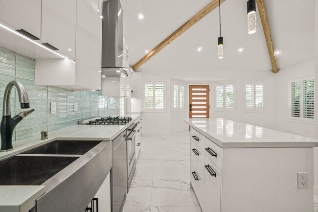 Building Photo - 4230 Van Nuys Blvd