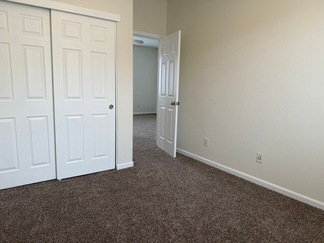 Building Photo - Gorgeous 4 bedroom 2 story home in Anatolia