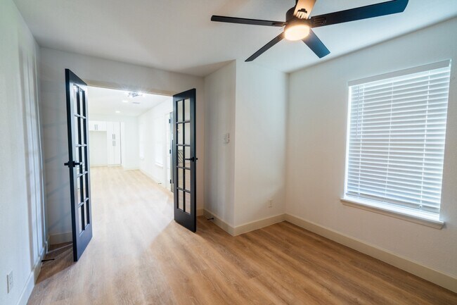 Building Photo - 1402 Bayou Shore Dr