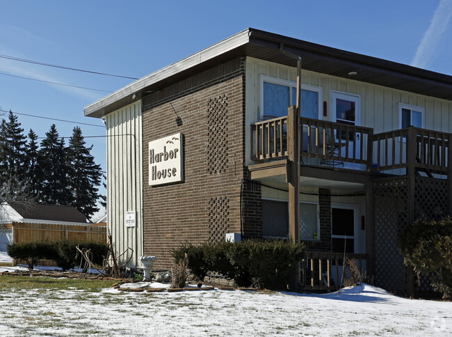 Building Photo - Shoreland's Harbor House