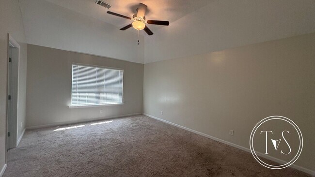 Building Photo - RATE DROP ALERT (was $2500/month) and MOVE-IN SPECIAL: $400 OFF 1ST MONTH'S RENT!**