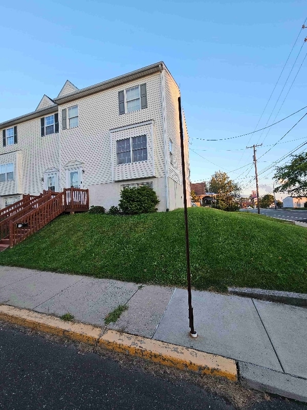 Building Photo - 14 E 8th St