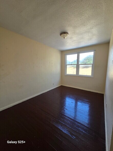 Building Photo - 1413 NW Despain Ave