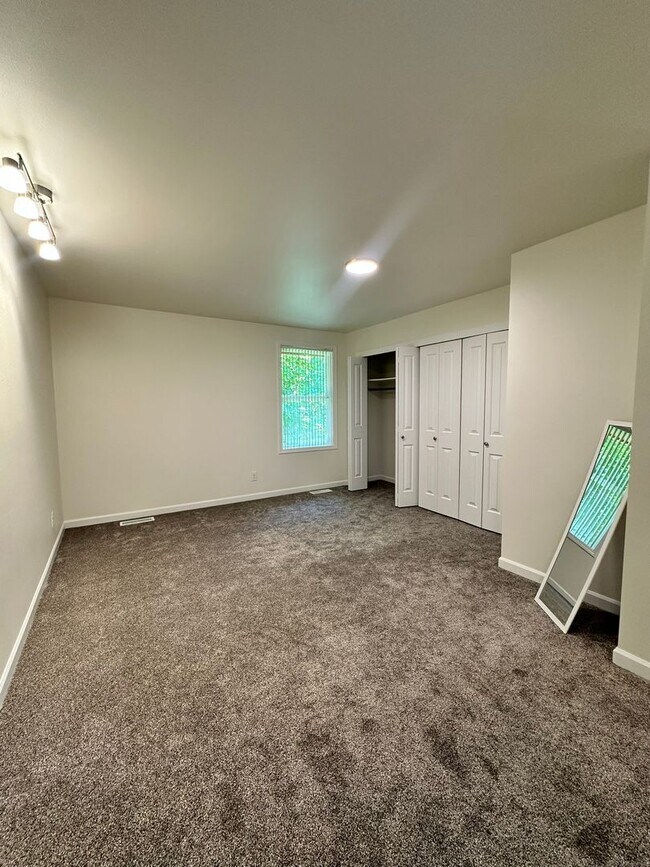 Building Photo - Stunning 3 Bedroom and 3 Bathroom Home, La...