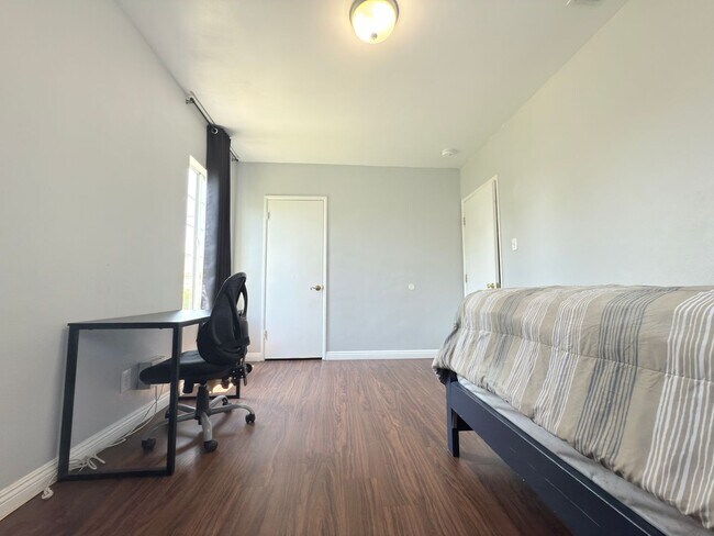Building Photo - 4-Bedroom Home with Expansive Backyard in ...