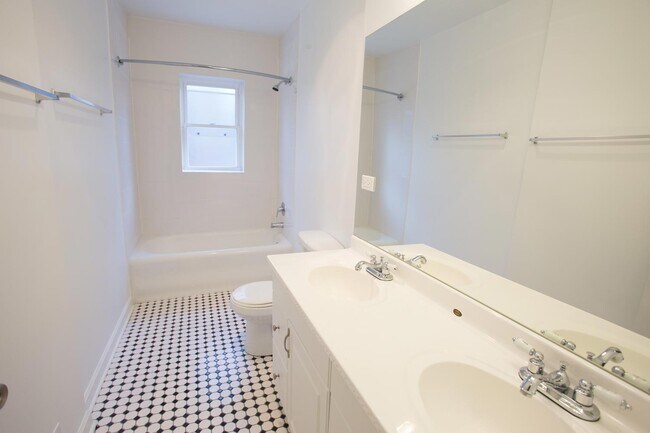 Interior Photo - 5222-38 S. Drexel Avenue