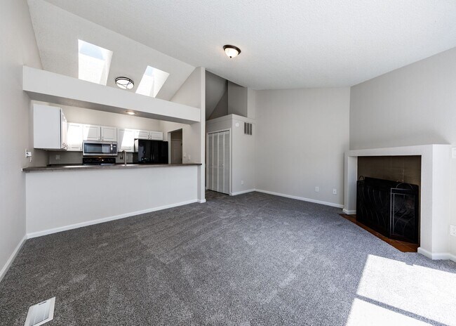Building Photo - Lovely End Unit 2 Bed Condo, Centrally Located