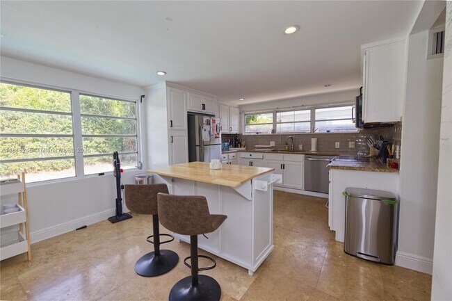 Building Photo - 8240 SW 62nd Ct