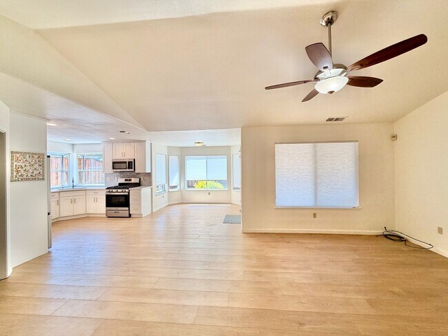 Building Photo - 5663 Montclair Cir