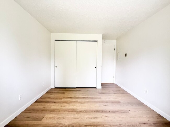 Building Photo - Lake Oswego 2 Bedroom Condo with $500 Move-In Incentive – Utilities Included!