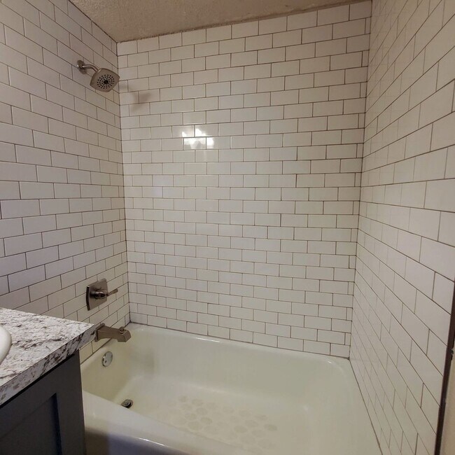 Building Photo - 642 N Beard Ave