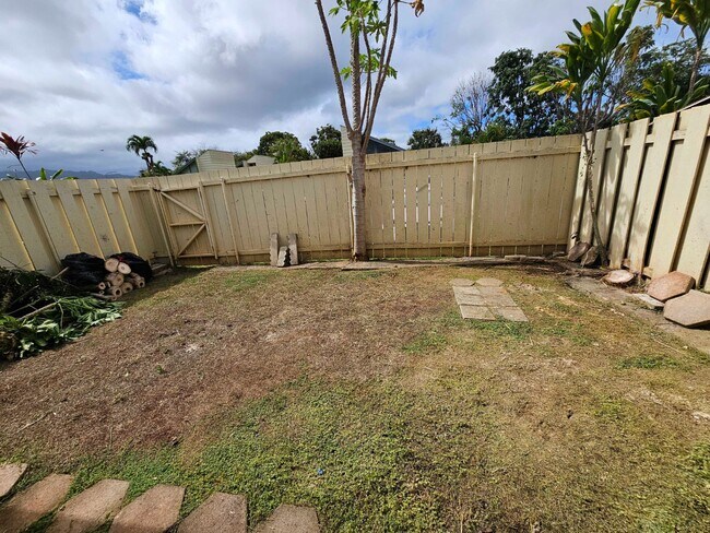 Building Photo - 2-Bedroom / 1-Bath Condo + Loft. 2 Parking Stalls. Water Included.