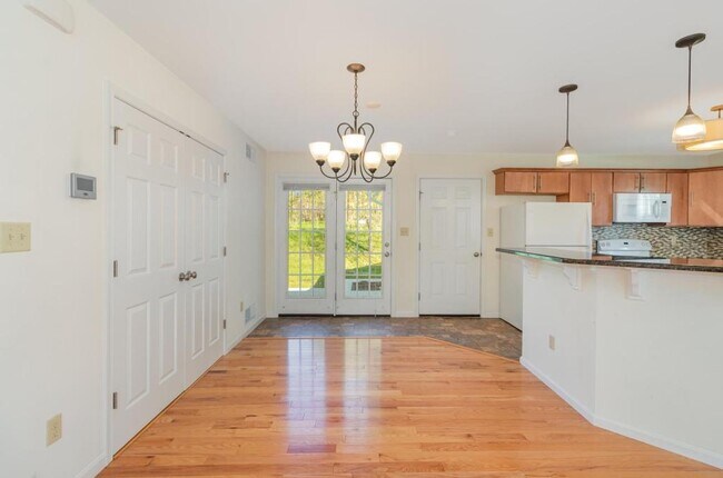 Building Photo - 927 E Lisburn Rd