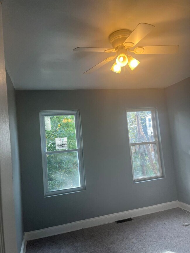 Building Photo - Spacious 3 bedroom 1.5 Bathroom Townhome