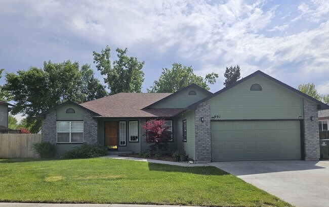 Primary Photo - NEW TO MARKET 4 Bedroom Home - Central Mer...