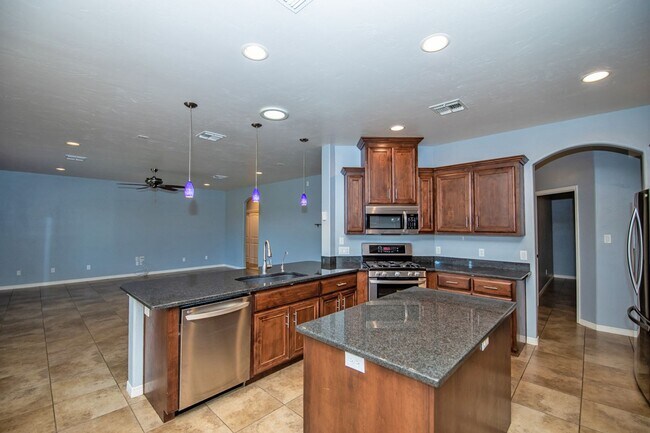 Building Photo - Spectacular open floor plan home!