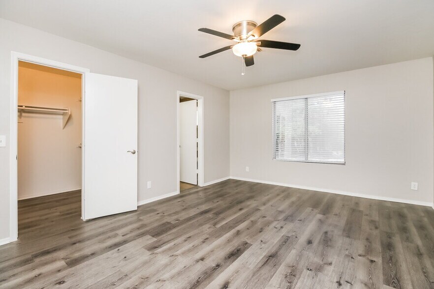 Building Photo - 1042 S Canal Dr