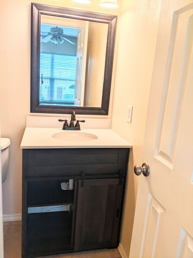 Building Photo - Well kept 2 bed/2.5 baths Townhome in the ...