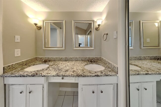 Building Photo - 542 Enchanted Hollow Dr