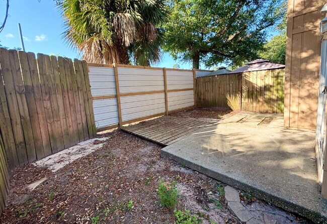 Building Photo - "Charming 3-Bedroom Townhouse in Fort Walt...